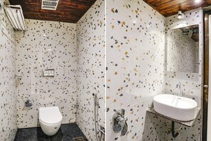 Shower, rainfall showerhead, free toiletries, towels