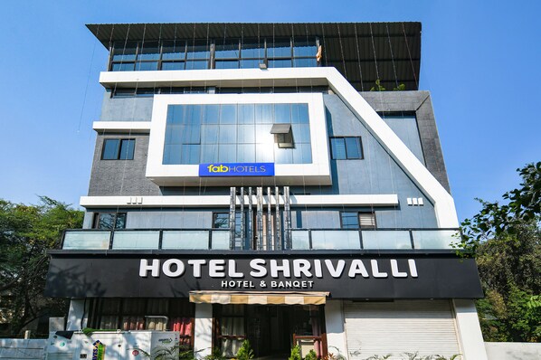 Front of property – evening/night - Fabhotel Shrivalli (Indore)