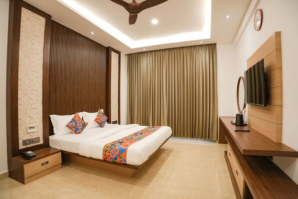 Egyptian cotton sheets, premium bedding, in-room safe, free WiFi