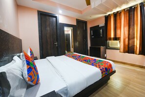 Egyptian cotton sheets, premium bedding, in-room safe, free WiFi - Fabhotel Moon Light (New Delhi)