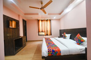 Egyptian cotton sheets, premium bedding, in-room safe, free WiFi - Fabhotel Moon Light (New Delhi)