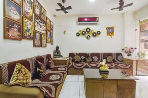 Lobby sitting area - Fabexpress Anandam Palace Guest House (Ujjain)