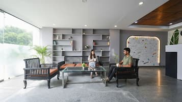 Área de estar no saguão