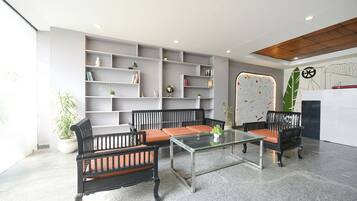 Área de estar no saguão