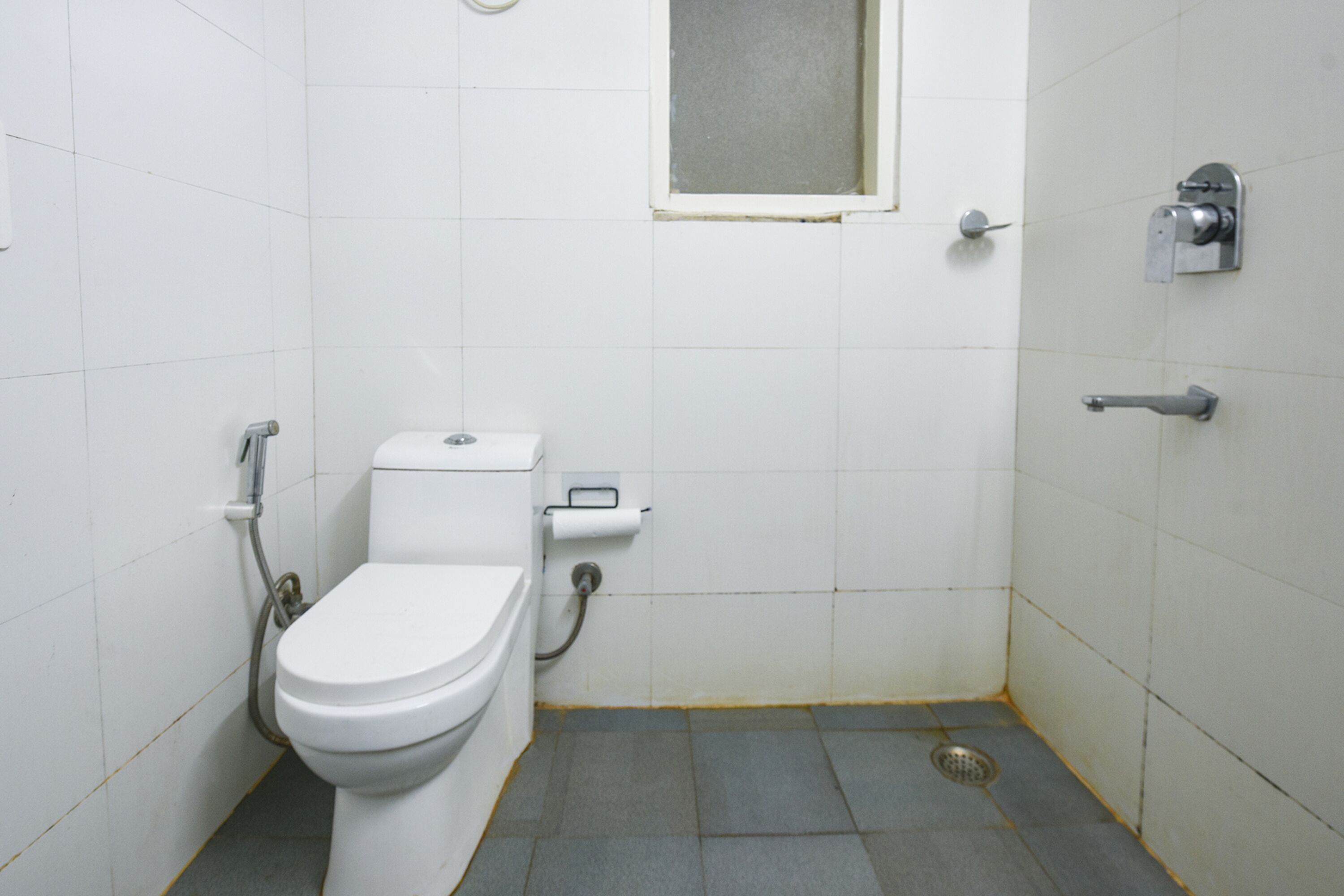 Ein kleines, sauberes Badezimmer mit Toilette, Waschbecken und Dusche.