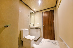 Un baño con inodoro, lavabo y espejo.