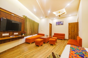 Egyptian cotton sheets, premium bedding, in-room safe, blackout curtains - Fabhotel Shree Jii Luxury (New Delhi)