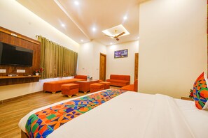 Egyptian cotton sheets, premium bedding, in-room safe, blackout curtains - Fabhotel Shree Jii Luxury (New Delhi)