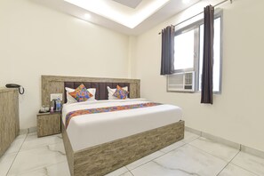 ملاءات من القطن المصري وأغطية فراش متميزة وخزنة داخل الغرفة وستائر تعتيم