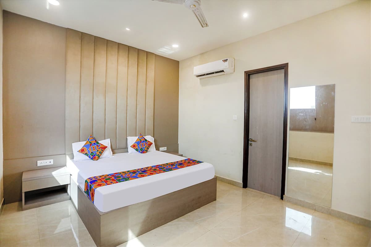 Deluxe Room | Egyptian cotton sheets, premium bedding, in-room safe, blackout curtains