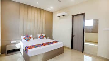 Deluxe Room | Egyptian cotton sheets, premium bedding, in-room safe, blackout curtains