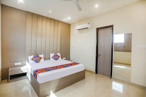 Deluxe Room | Egyptian cotton sheets, premium bedding, in-room safe, blackout drapes