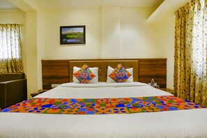 Egyptian cotton sheets, premium bedding, in-room safe - Fabhotel Prime Hangout (Pune)