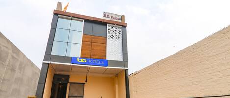 Un hotel moderno con un letrero que indica R.K. Palace y un letrero de LabHotels.