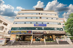 Property entrance - Fabhotel Broholic Prime Suites (Hyderabad)