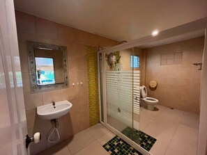 Een douche, handdoeken, zeep, shampoo