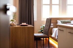 Studio Standar | Meja kerja, ruang kerja ramah laptop, Wi-Fi gratis, dan seprai linen