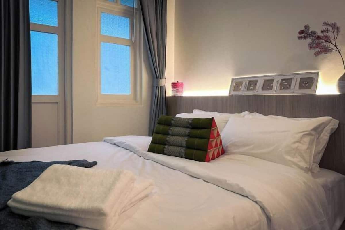 Skrivebord, arbejdsområde til bærbare computere, gratis Wi-Fi, sengetøj