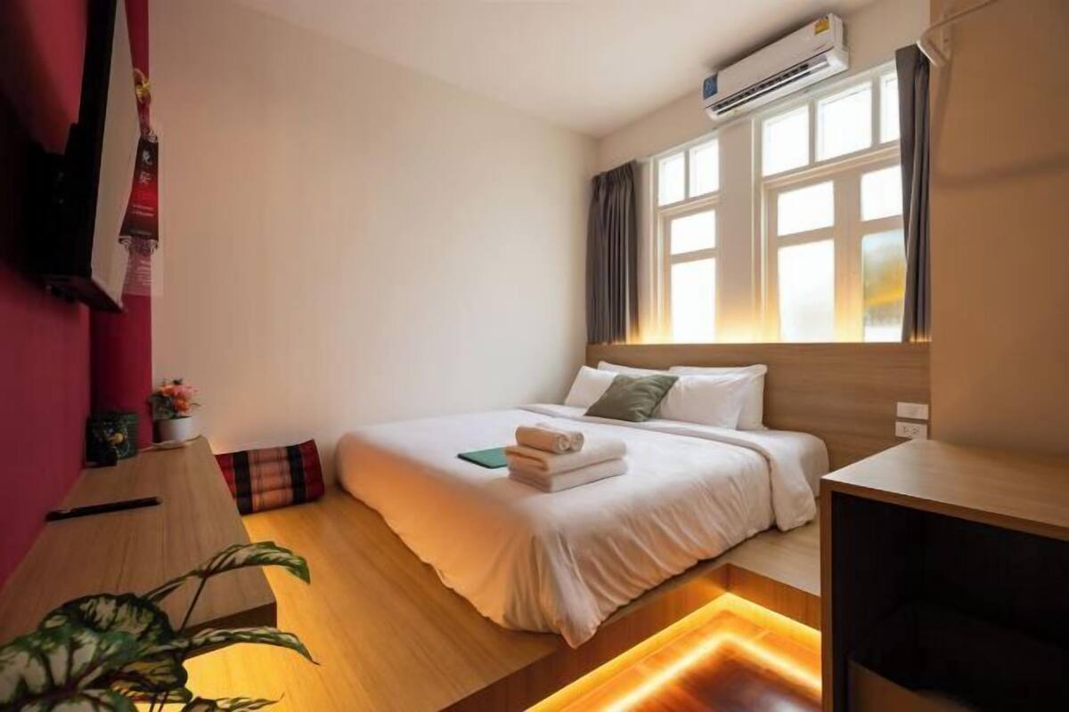 Meja kerja, ruang kerja ramah laptop, Wi-Fi gratis, dan seprai linen