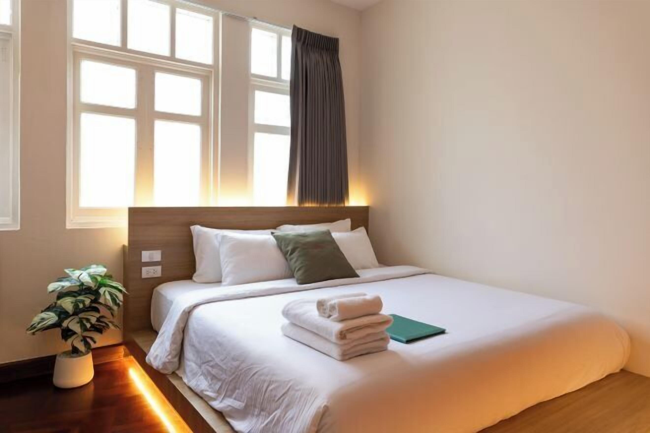 Schreibtisch, laptopgeeigneter Arbeitsplatz, kostenloses WLAN