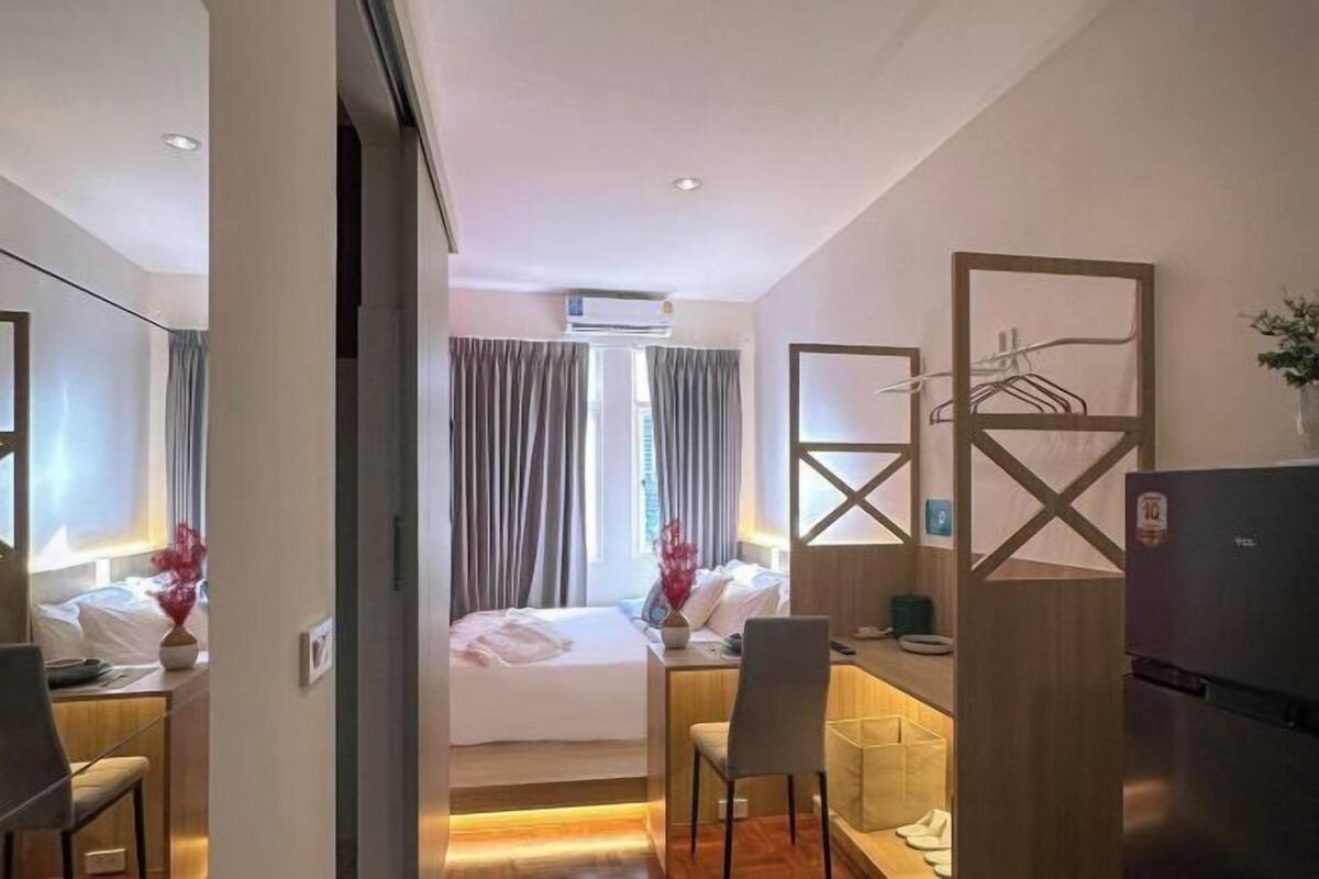 Meja kerja, ruang kerja ramah laptop, Wi-Fi gratis, dan seprai linen