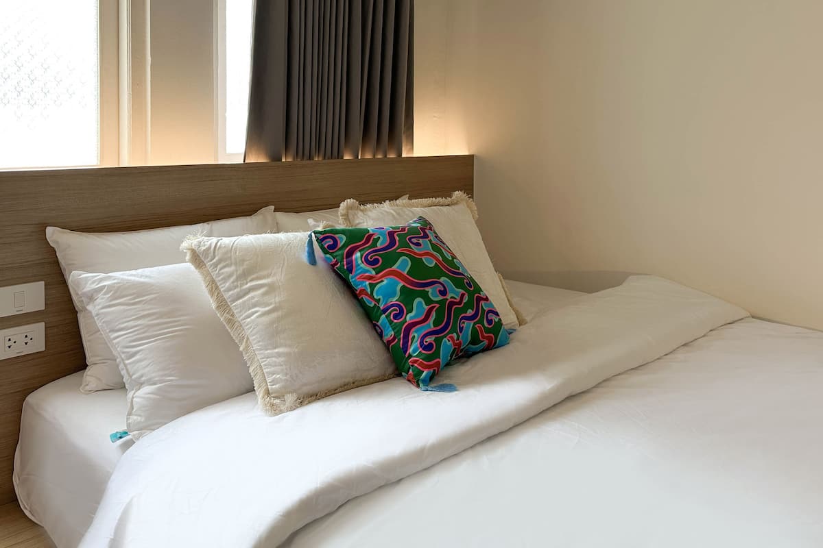 Standard Studio | Desk, laptop workspace, free WiFi, bed sheets