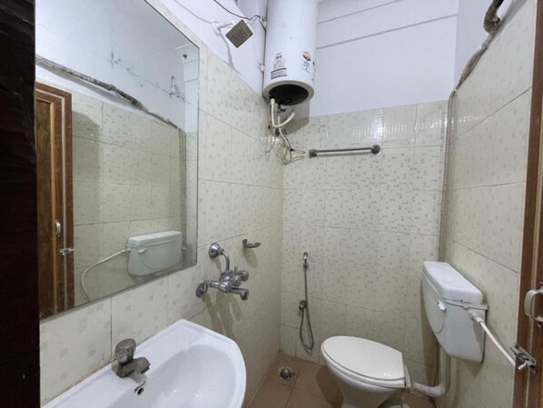 Shower, rainfall showerhead, towels, soap - Goroomgo Rupashree Bangla Puri (Brahmagiri)