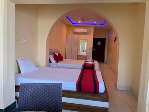 Habitación cuádruple Deluxe, vistas al mar | Wifi gratis y ropa de cama