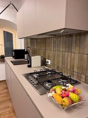 ثلاجة، ميكروويف، فرن، موقد طهي مسطح