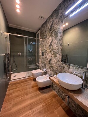 Een douche, een haardroger, een bidet, handdoeken