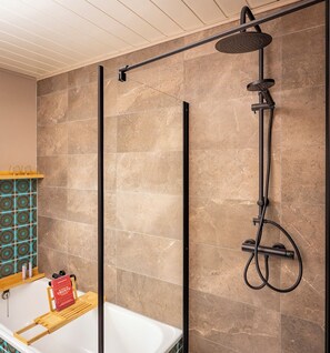 Een douche, een haardroger, handdoeken, zeep