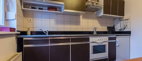 Frigorifero, microonde, forno, piano cottura