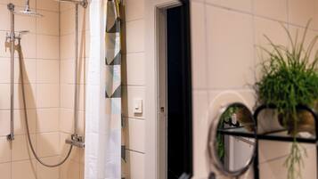Douche, sĂšche-cheveux, serviettes fournies, savon