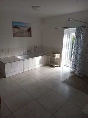 Dusche, Haartrockner, Seife, Toilettenpapier