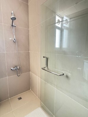 Classic Room, 1 Bedroom, Private Bathroom, Beachside | Bilik Mandi | Pancuran mandi, hulu semburan mandi hujan 