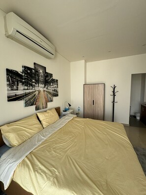 Classic Room, 1 Bedroom, Private Bathroom, Beachside | Dihias secara berasingan, dilengkapkan perabot secara berasingan, meja 