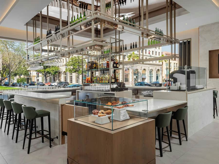 2 bars/lounges, cocktail bar