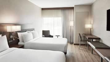 Cofres nos quartos, espaço de trabalho para notebook, cortinas blackout