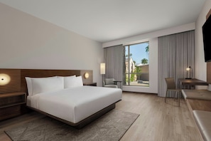 尊榮客房, 1 張特大雙人床 | 客房內保險箱、筆電工作空間、遮光布/窗簾、熨斗/熨衣板