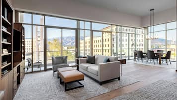 Caja fuerte, espacio para trabajar con un portátil, cortinas opacas