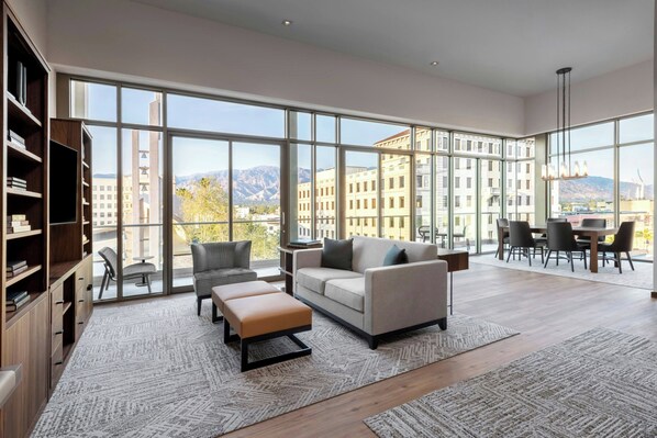 客房內保險箱、筆電工作空間、遮光布/窗簾、熨斗/熨衣板