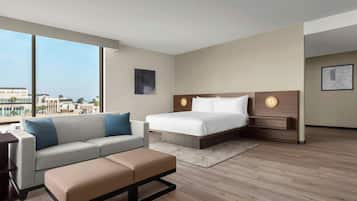 Studio Suite, 1 giường cỡ king, ban công (View) | Két bảo mật tại phòng, khu vực làm việc phù hợp cho laptop