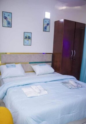 1 habitación, tabla de planchar con plancha, wifi y ropa de cama