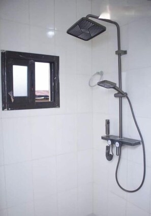 Douche, sèche-cheveux, serviettes fournies, savon