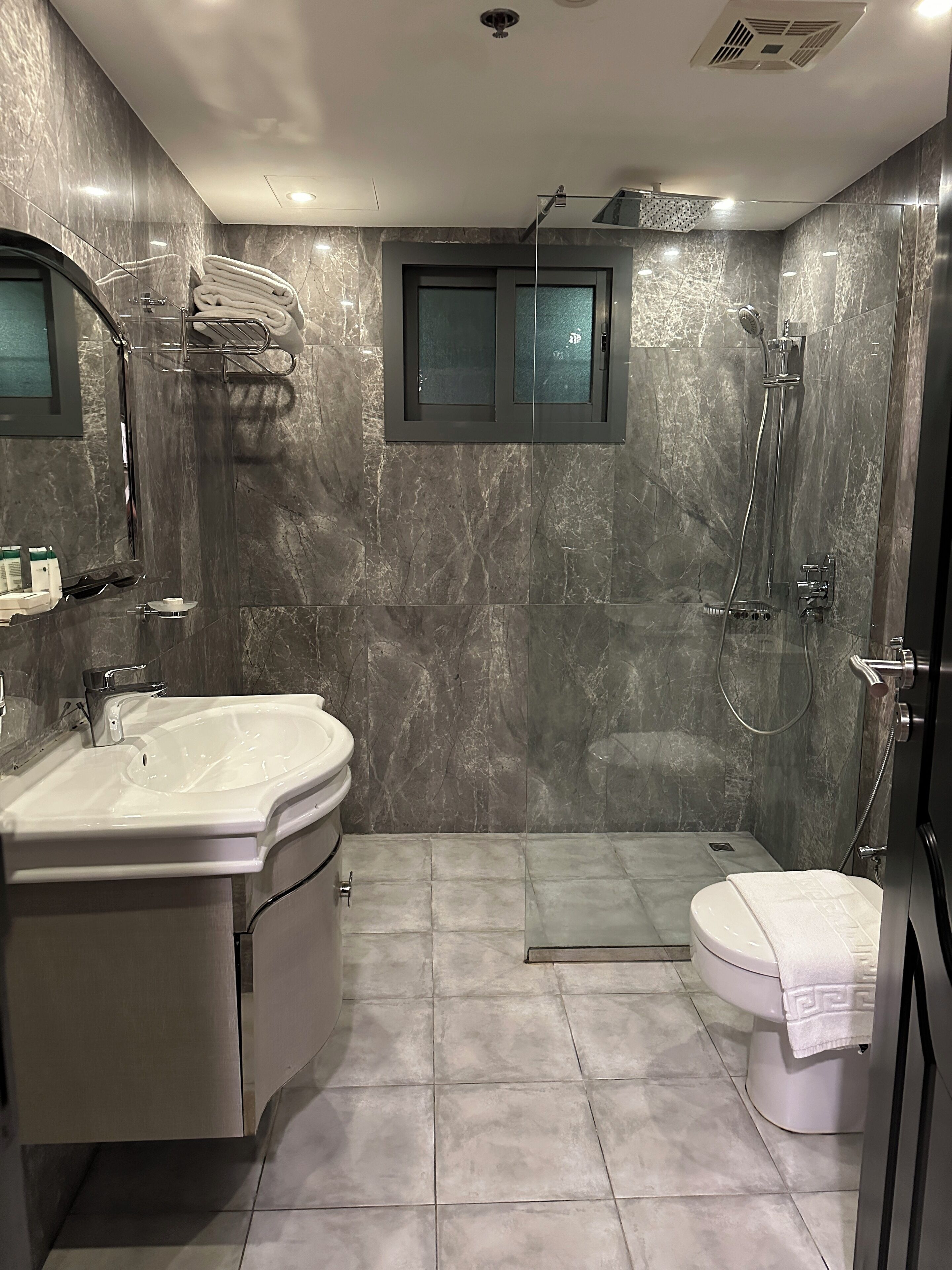 Deluxe Suite | Bathroom | Slippers