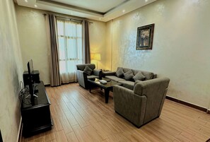 Deluxe Suite | Living area | TV - Le Park Hotel (Doha)