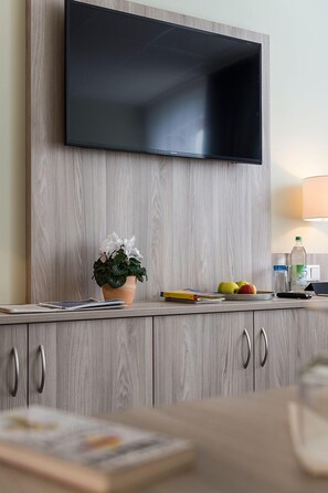 Comfort Studio | Premium bedding, desk, laptop workspace, free cots/infant beds - AINO Aparthotel Olympiapark (Munich)
