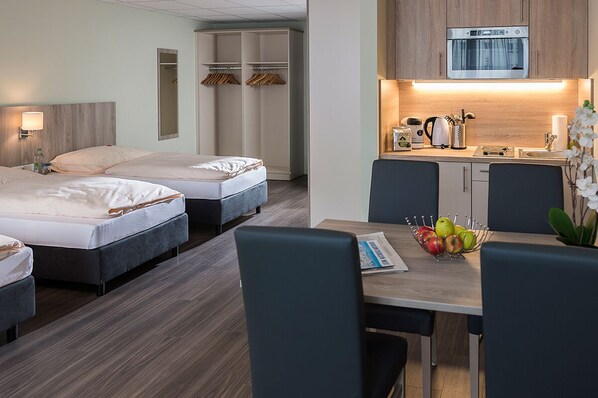 Grand Studio | Premium bedding, desk, laptop workspace, free cribs/infant beds