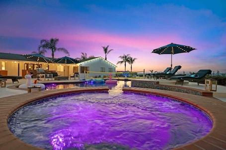 プール. Immaculate 5BR Micro Resort with Heated Pool & Spa