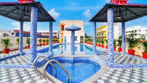 室外泳池